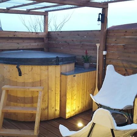 La Roulotte Des Amish & Bain Nordique A Remous Jacuzzi Hostal Mattexey Exterior foto