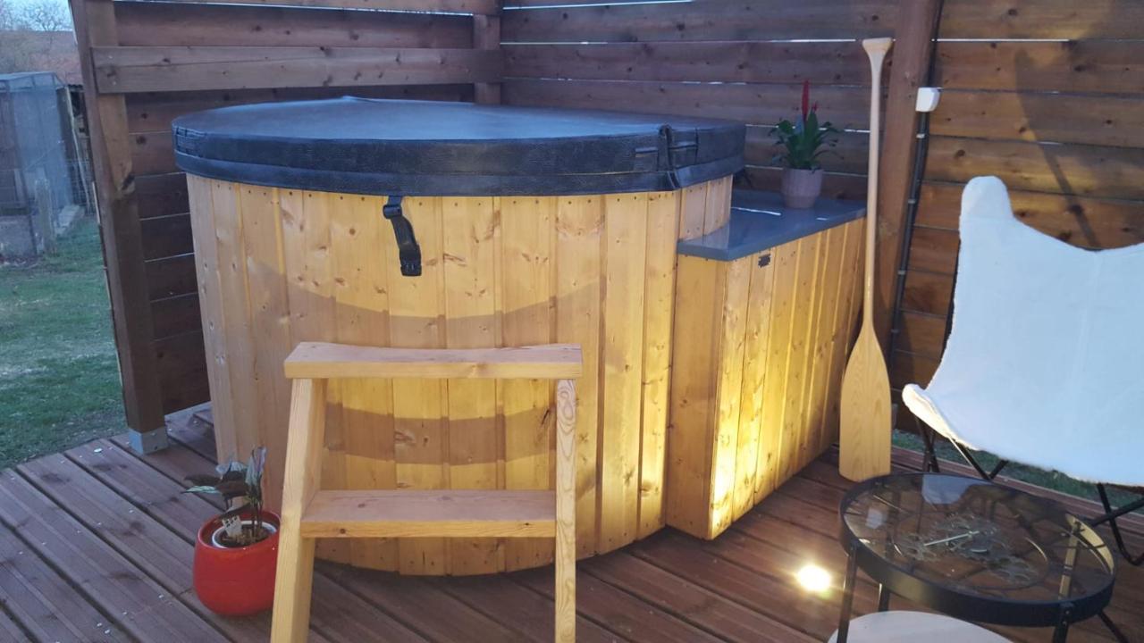 La Roulotte Des Amish & Bain Nordique A Remous Jacuzzi Hostal Mattexey Exterior foto