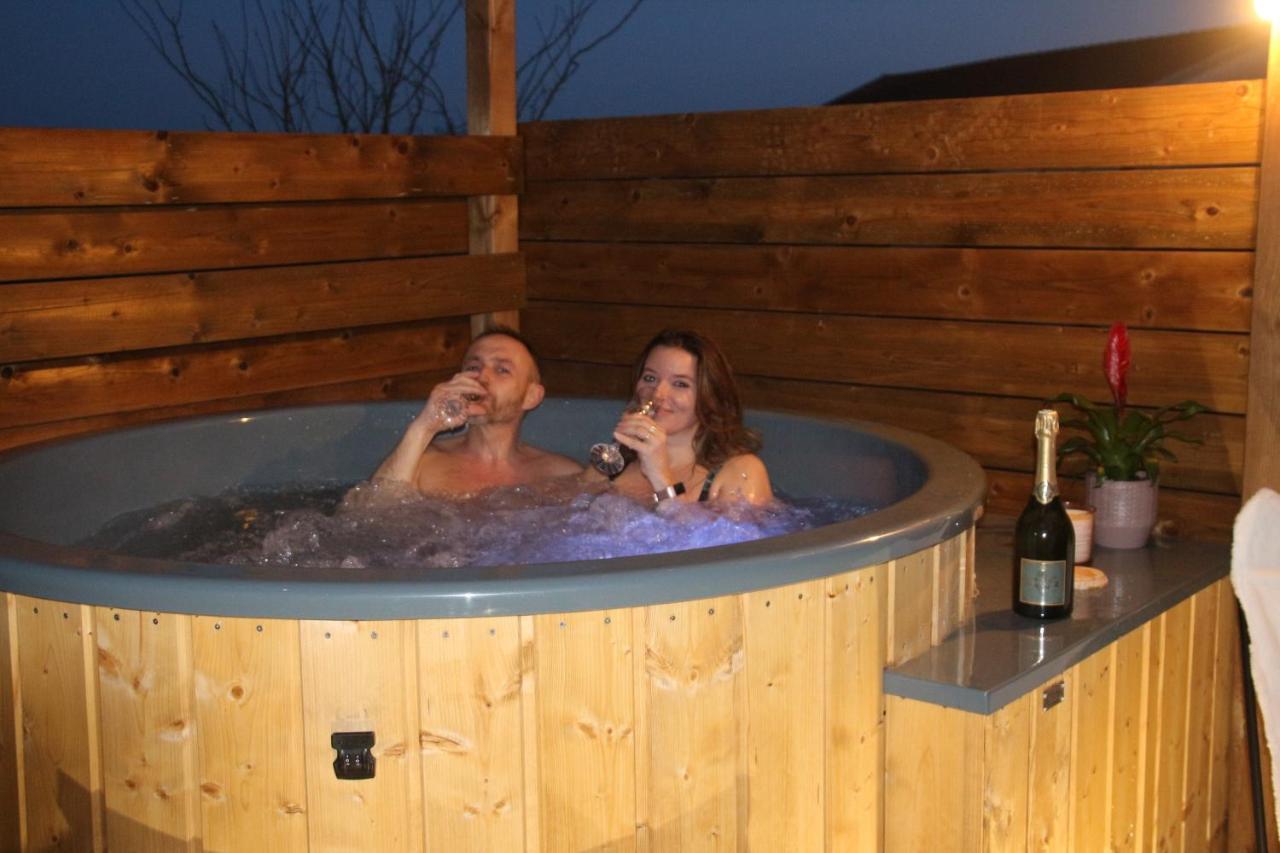 La Roulotte Des Amish & Bain Nordique A Remous Jacuzzi Hostal Mattexey Exterior foto