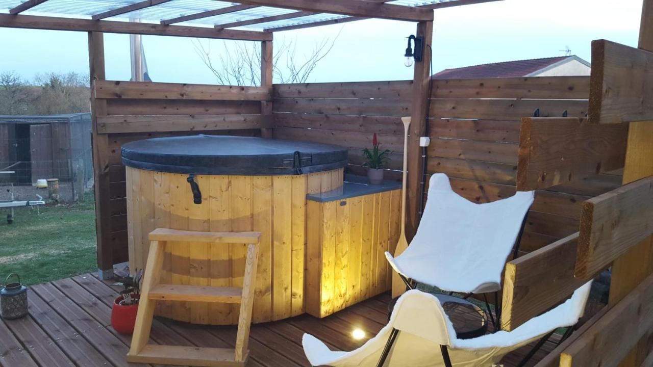 La Roulotte Des Amish & Bain Nordique A Remous Jacuzzi Hostal Mattexey Exterior foto